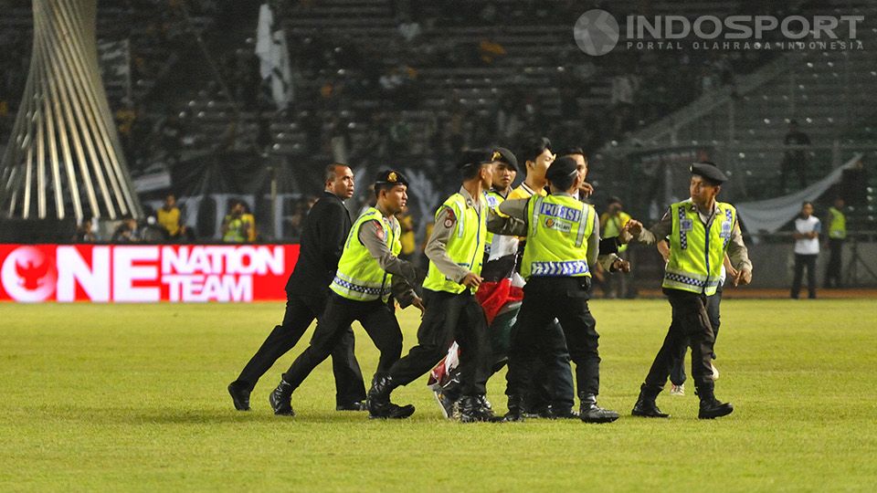 Juventini pembawa bendera Palestina ditangkap pihak keamanan di Stadion Utama Gelora Bung Karno, Jakarta, Rabu (06/08/14). Copyright: &copy; Ratno Prasetyo/Indosport